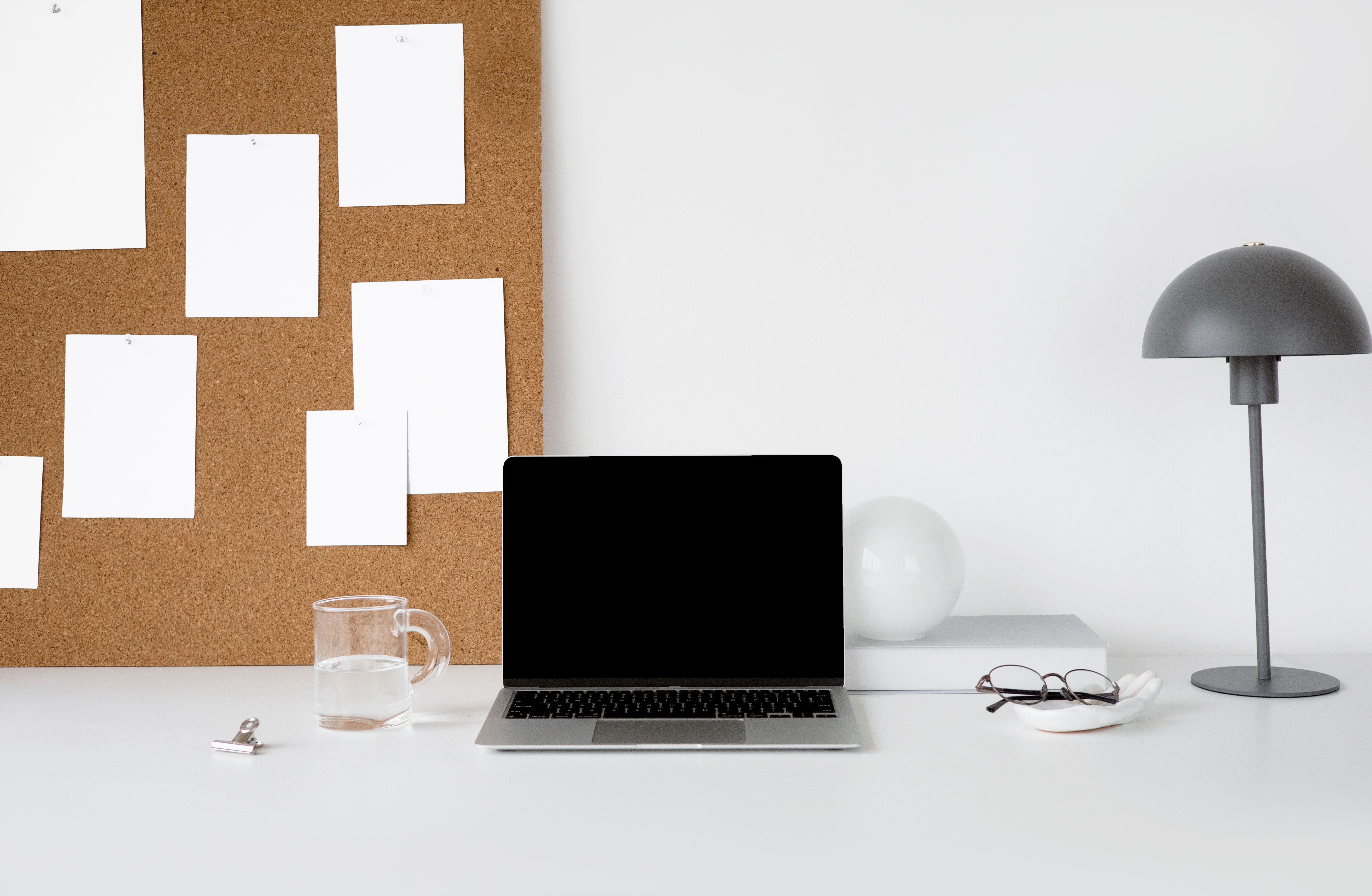 Espacio de trabajo luminoso con portátil y tablero de inspiración