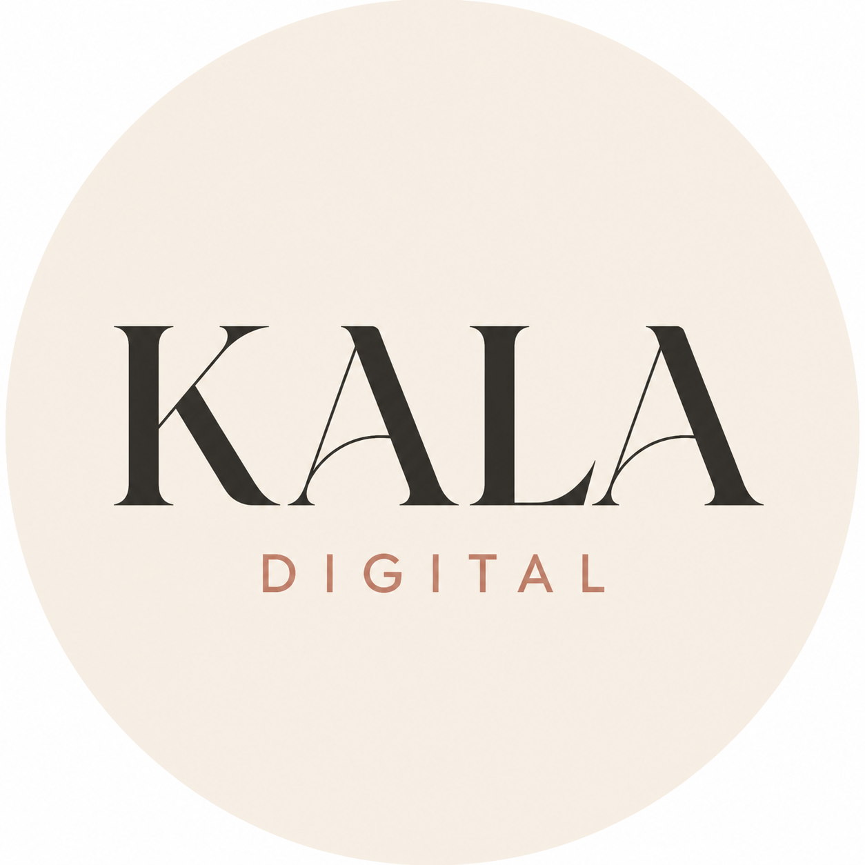 Logotipo circular de KALA DIGITAL, con letras color carbón y coral sobre fondo crema